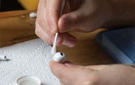 تنظيف ميكروفون Airpods